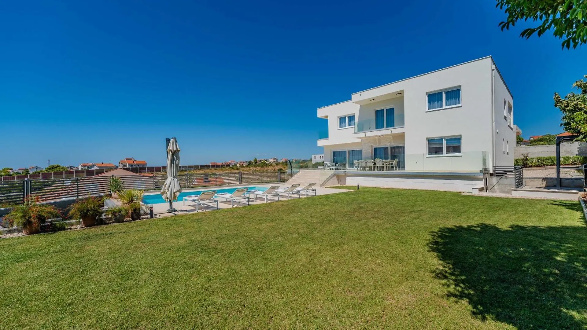 New Luxury Villa 