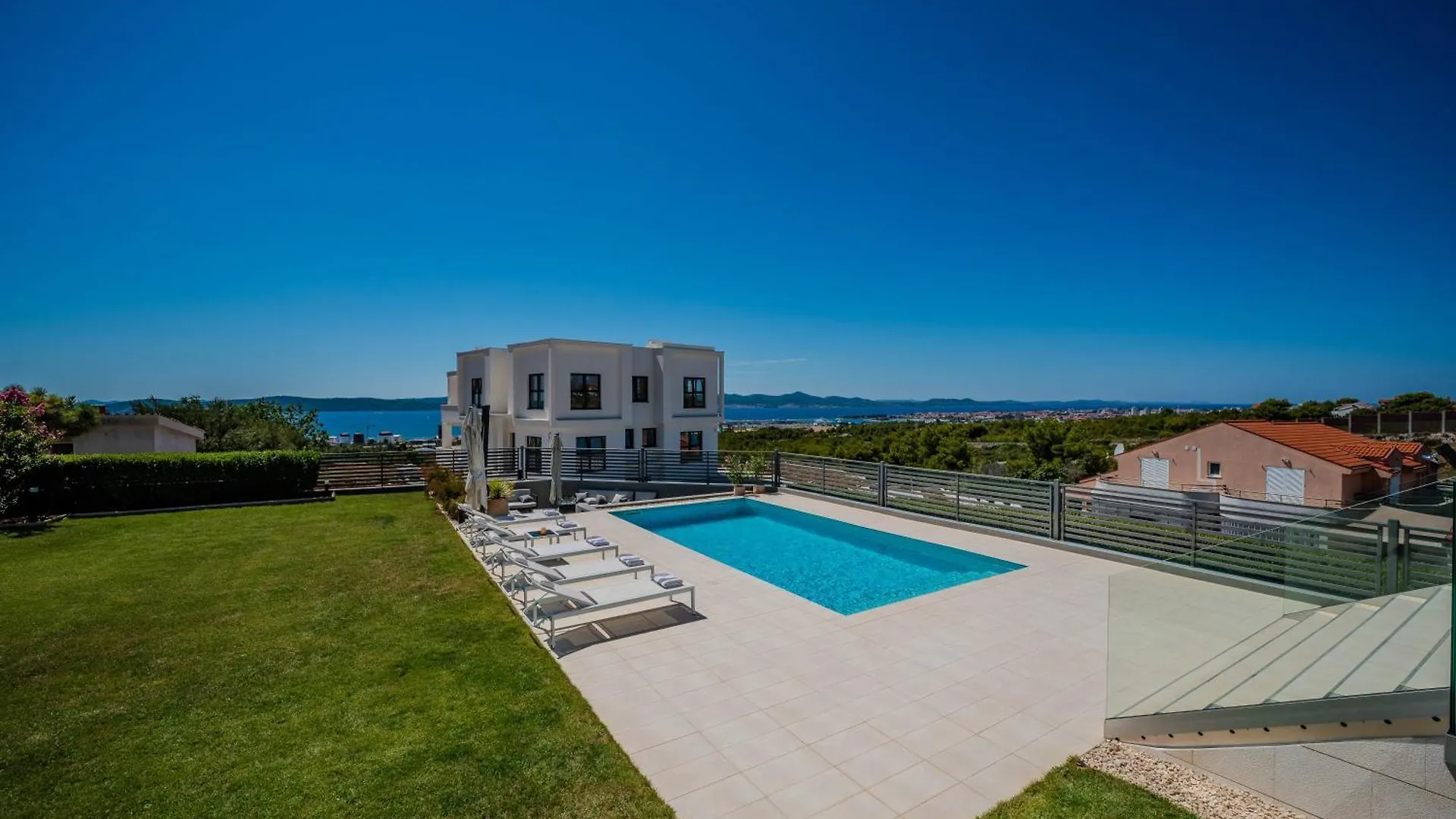 New Luxury Villa 