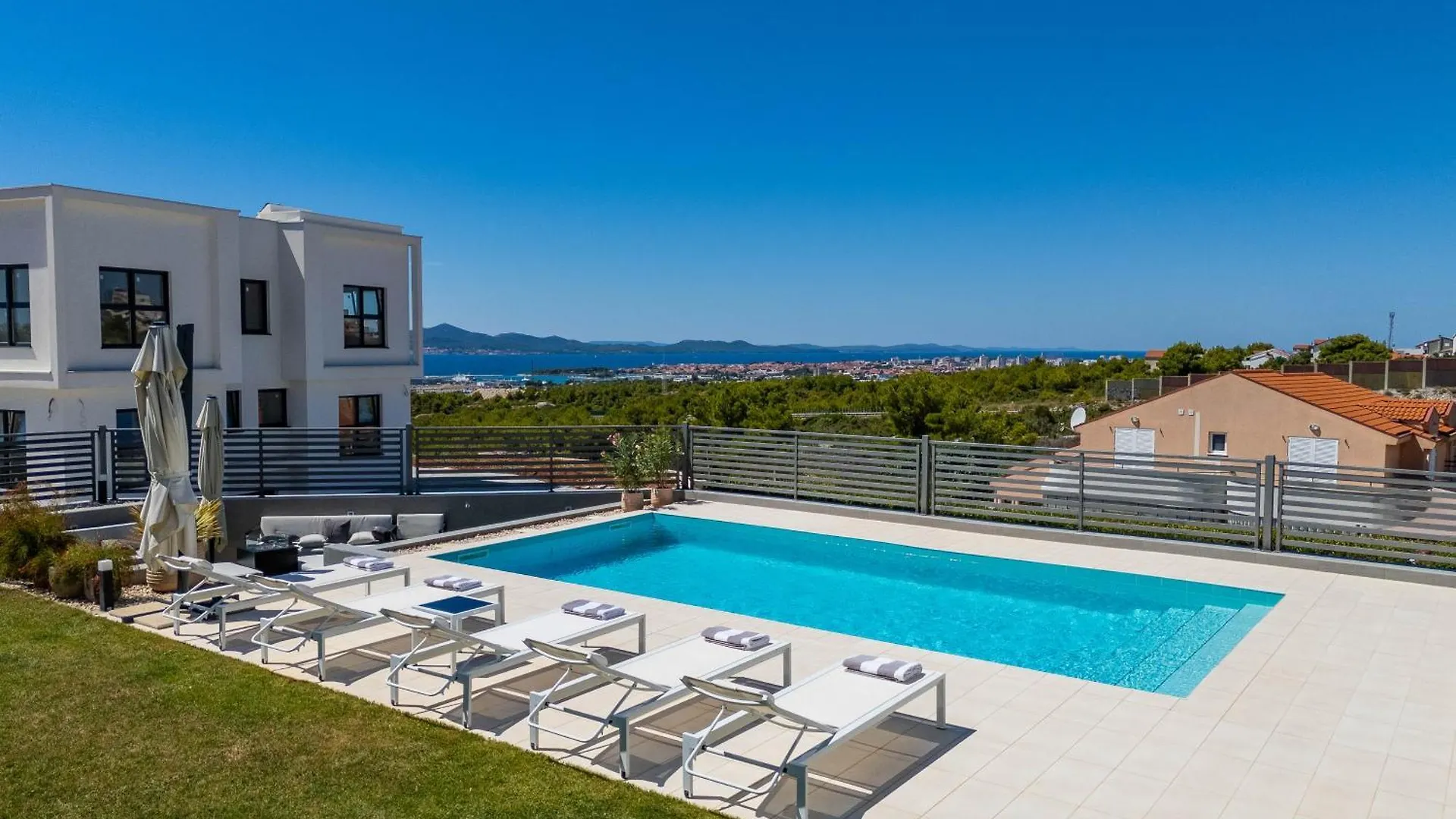 New Luxury Villa 